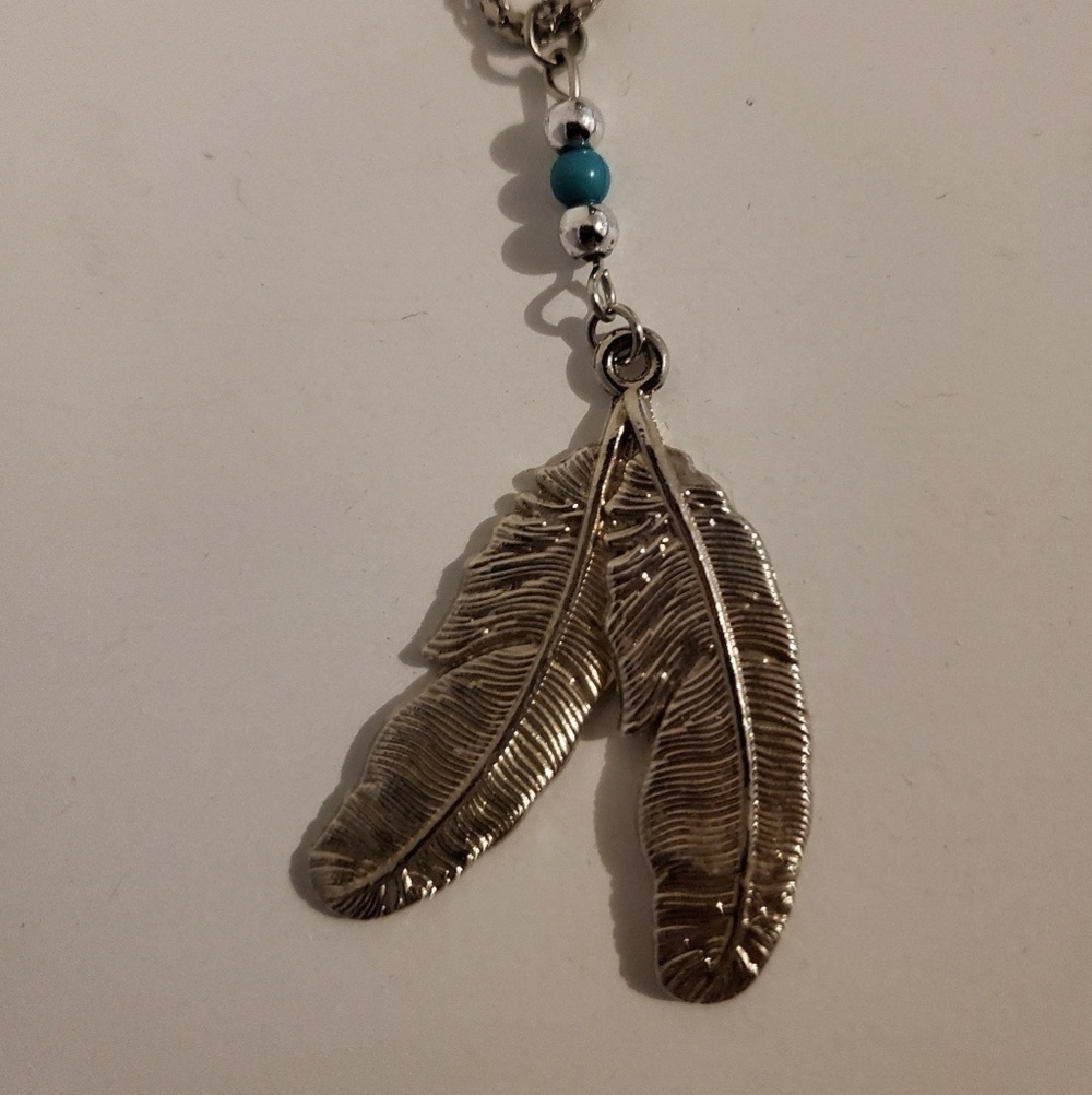 *Q 📿 Silver western style feather pendant necklace